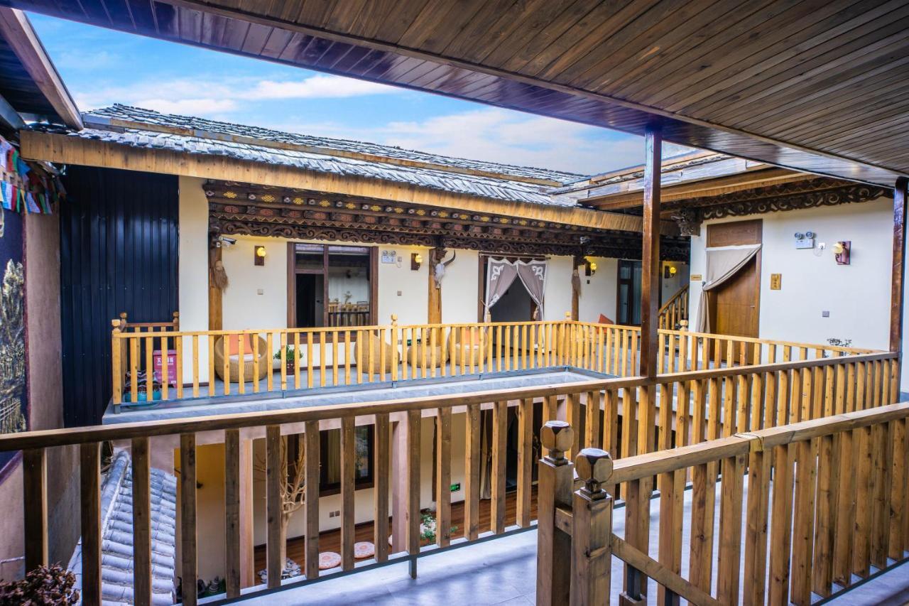 Blossom Dynasty Inn Shangri-La Exteriör bild
